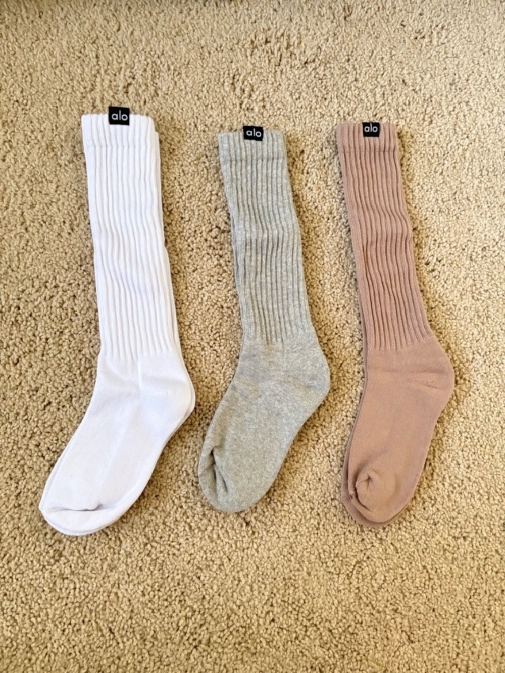 Alo women's Pulse Grip Sock Black Size 5-7.5 (New with minor defect)